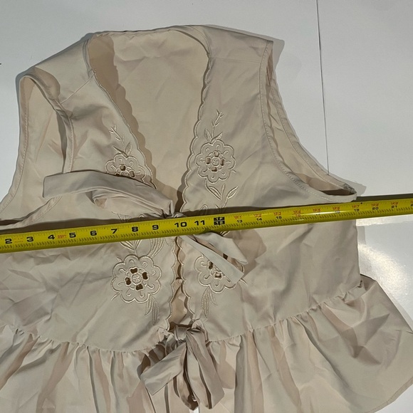 SHEIN Beige Floral Embroidered Tank Top - Picture 3 of 5